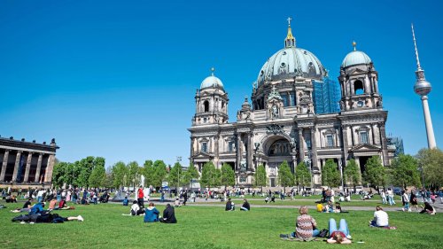 Sonne am Ostersonntag! Berliner fluten Parks und Cafés