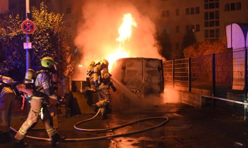 Firmen-Transporter in Schöneberg angezündet
