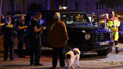 Bewusstlos hinterm Steuer? Polizei schlägt Scheibe ein!