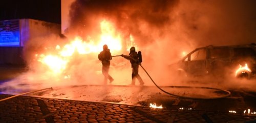 Einsatzwagen gehen vor Polizeiabschnitt in Flammen auf