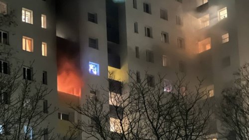 Wohnungsbrand in Hochhaus im Märkischen Viertel – Feuerwehr im Großeinsatz