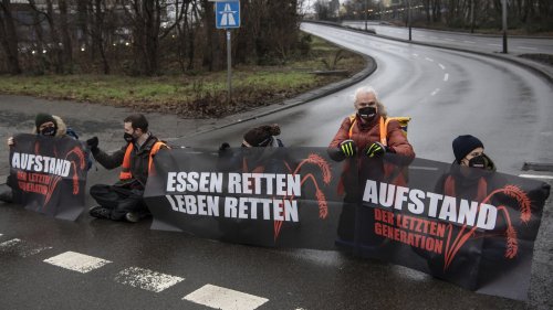 Aktivisten blockieren Straße in Pankow – Stau auf der A114!