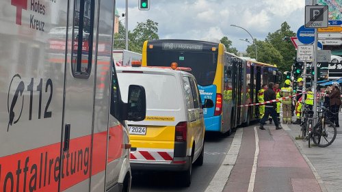 Auto rammt Bus in Schöneberg – 10 Kinder verletzt