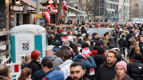 Podolski-Döner in Berlin: Mega-Schlange vor Eröffnung