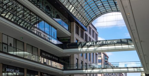 Umweltschützer protestieren am Tesla-Shop in der Mall of Berlin