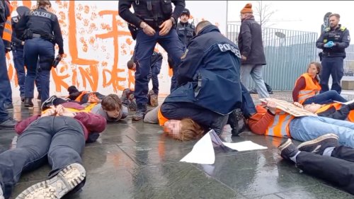 Kanzleramt: Bundespolizist kniet auf Kopf von Klima-Teenie!