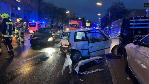 Autofahrer rast in parkende Wagen – zwei Verletzte