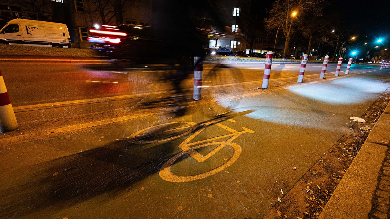 Wut-Radler (60) will Radfahrerin (35) überholen – Crash!