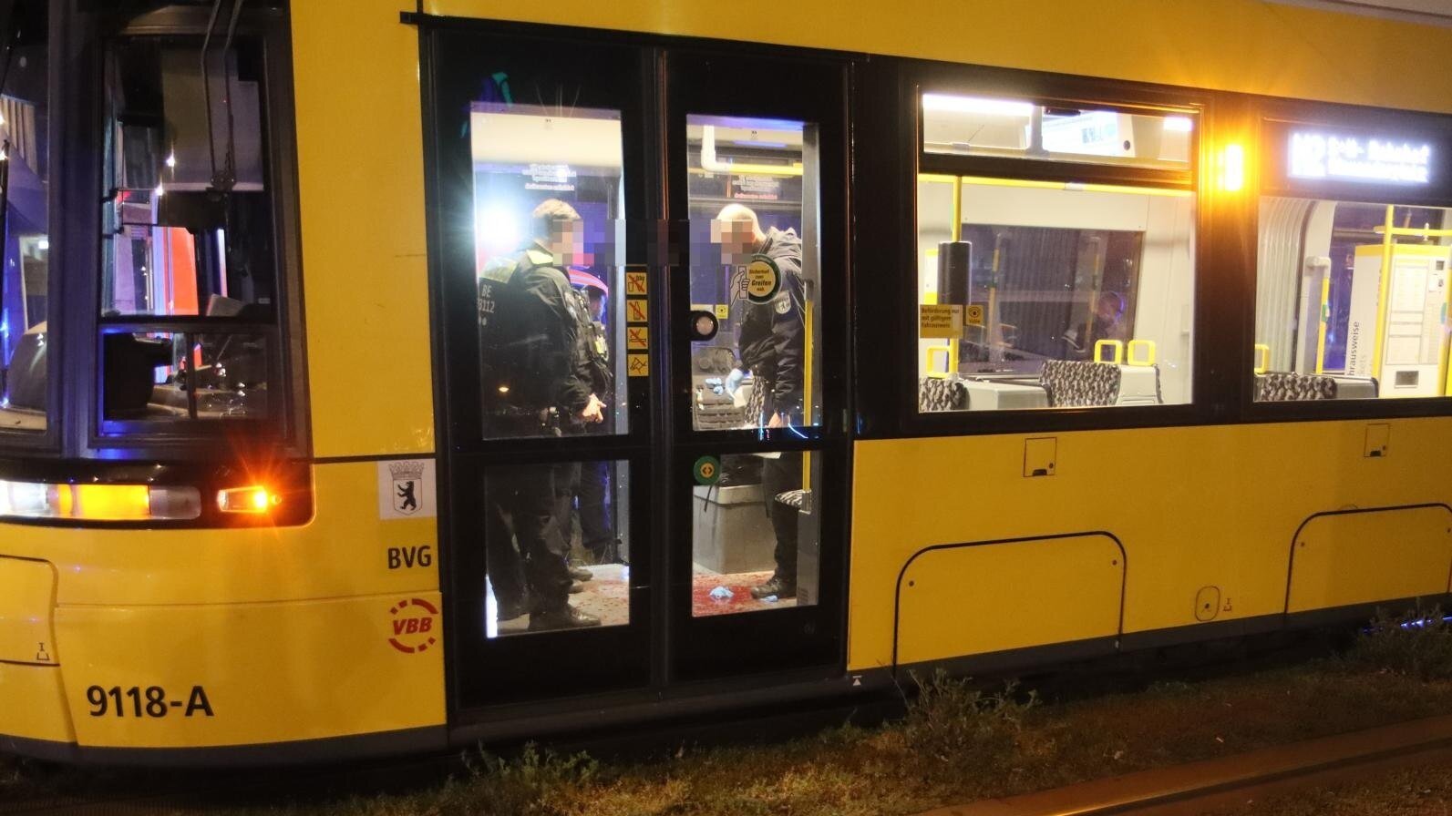 Messer-Mann schreit in Tram rum und sticht auf Fahrgast ein