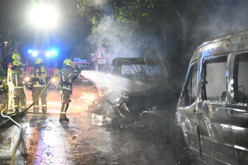 Autos und Transporter gehen in der Nacht in Flammen auf