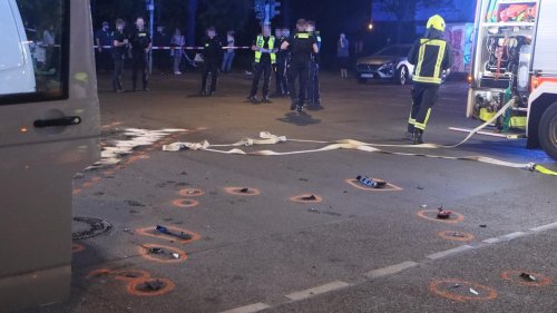 Raser-Crash in Kreuzberg! Polizei muss Schaulustige zurückhalten