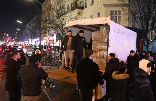 Berlins Türken sammeln Hilfsgüter für Erdbeben-Opfer