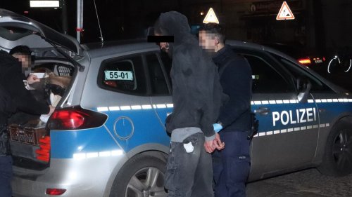 Berlin-Britz: Auto-Hasser zertrümmert Polizist die Hand!
