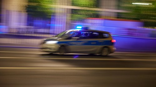 Falsche Polizisten rauben zwei Männer aus und werden danach selbst gejagt