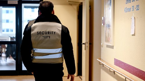 Razzia in Flüchtlingsheim, 55 Sicherheitsmitarbeiter verlieren Job
