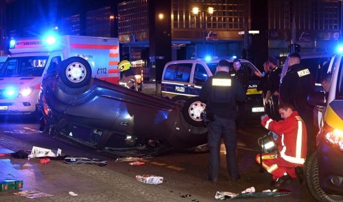 Berlin-Mitte: Auto landet nach Crash auf Dach – mehrere Verletzte