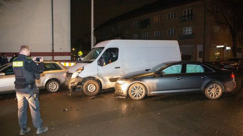 Unfall in Tempelhof: Transporter schleudert in geparkte Autos