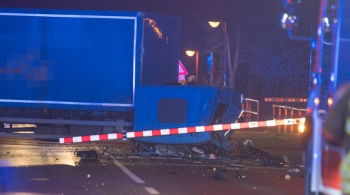 Horror-Crash bei Berlin – Lkw kracht in S-Bahn!