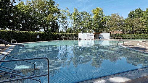 Wasser mit 15 Grad zu kalt! Berlins Freibäder sind menschenleer