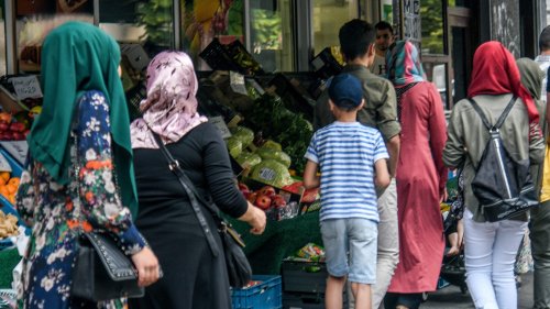 Mann reißt Frau Kopftuch runter – Gruppe prügelt auf ihn ein