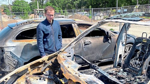 Brandanschlag auf Tesla! Familien-Kombi daneben brennt gleich mit ab