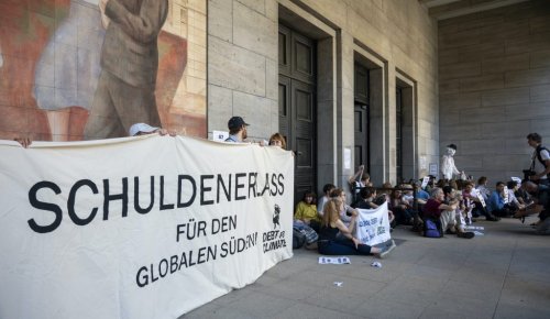 Klimaschützer blockieren Finanzministerium in Berlin