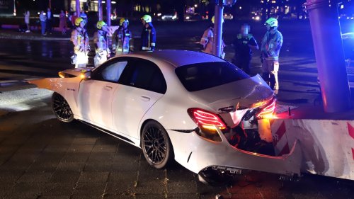 AMG-Fahrer rammt Mercedes und flüchtet vom Unfallort