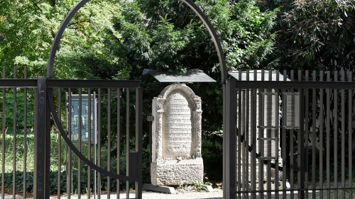 Totenruhe auf jüdischem Friedhof gestört – Gäste rassistisch beleidigt