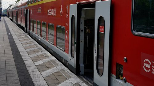 Erkner: Mann stieß Seniorin (82) aus Zug – Zeugen gesucht