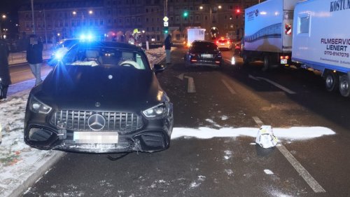 Berlin-Mitte: Mercedes auf Sommerreifen kracht in Gegenverkehr