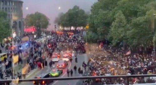 Galatasaray-Fans feiern Meister-Titel auf dem Kudamm – 33 Polizisten verletzt!