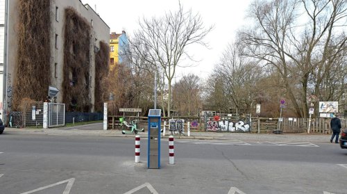In Kreuzberg steht ein Parkscheinautomat mitten auf der Straße!