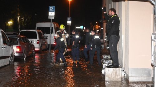 Wasserrohrbruch – Straße unterspült, Keller vollgelaufen