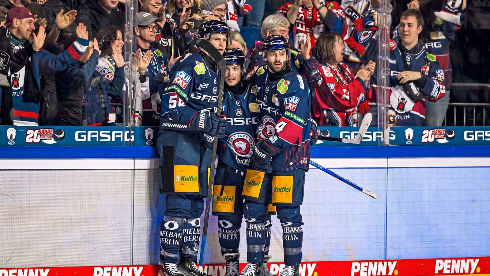 Eisbären gewinnen erstes Viertelfinalspiel gegen Straubing