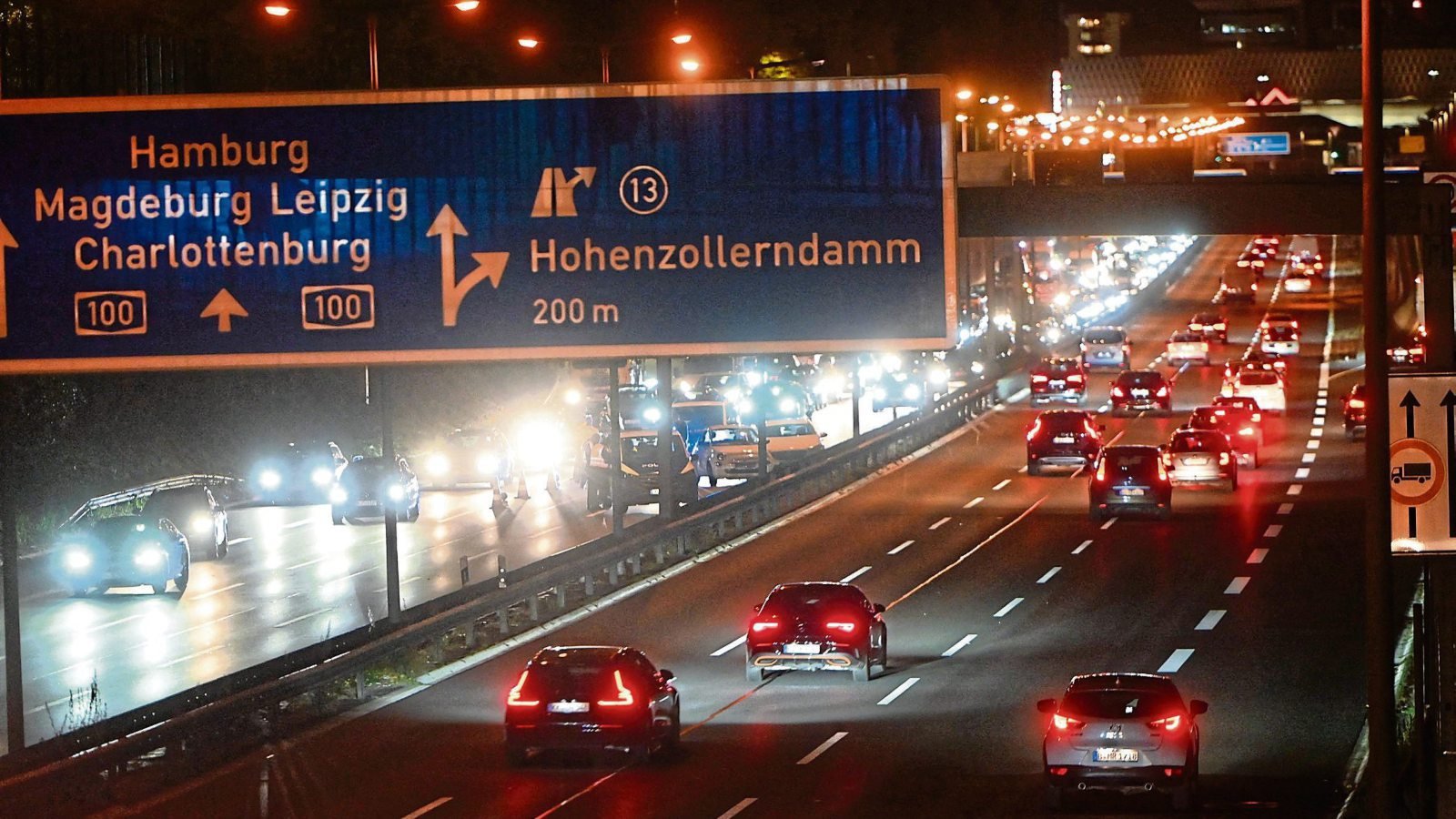 Volle Straßen zu Ferienbeginn auf dem Weg in Skigebiete