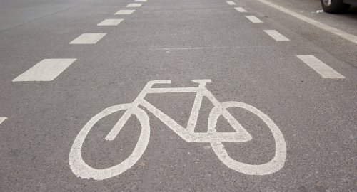 Unfall: Von Transporter gestreift? Senior (79) stürzt vom Fahrrad