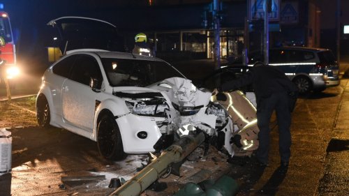Kleinwagen rammt Ampelmast um – Fahrer verletzt
