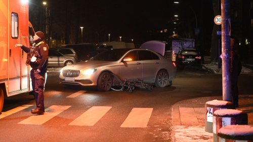 Radfahrer von Mercedes erfasst und schwer verletzt