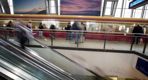 Rollstuhl-Fahrer fällt vor S-Bahn ins Gleis – Passanten retten ihn!