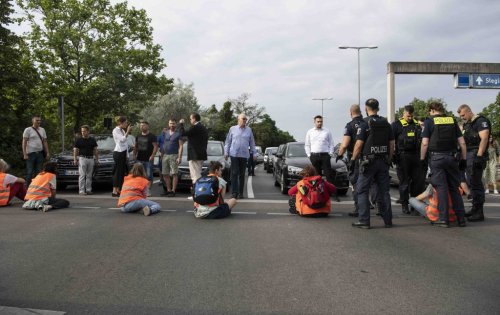 Klima-Kleber bei Autobahn-Protest verletzt