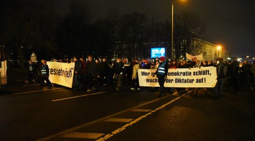 Tausende Menschen demonstrieren in Berlin gegen Corona-Maßnahmen