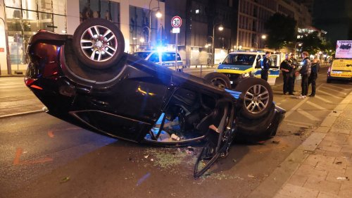 Auto landet am Tauentzien auf dem Dach