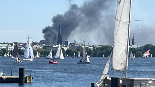 Rauchwolke über Hamburg – Explosionen auf Gebäudedach