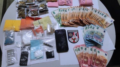 Geldscheine und Drogen-Tütchen im Auto – Dealer gefasst