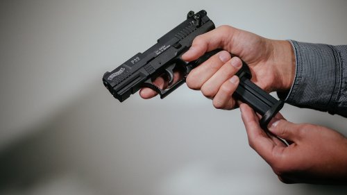 19-Jähriger schießt mit Waffe aus Wohnung – Festnahme!