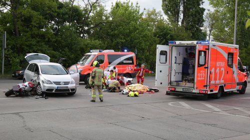 Motorrad kracht frontal in abbiegenden VW – Biker schwer verletzt