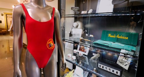 Bikini-Museum ersteigert Baywatch-Badeanzug von Pamela Anderson