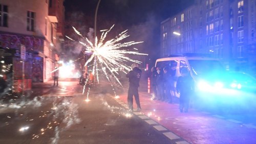 Berliner Silvester-Mob warf auch mit Bierkästen und E-Scootern