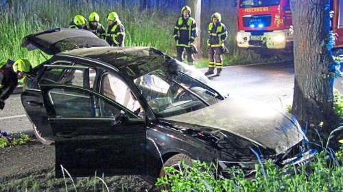 Audifahrer (18) rast bei Schönefeld gegen mehrere Bäume – drei Verletzte