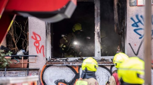 Feuer in Kreuzberger Wohnung! Retter holen 14 Bewohner aus Haus